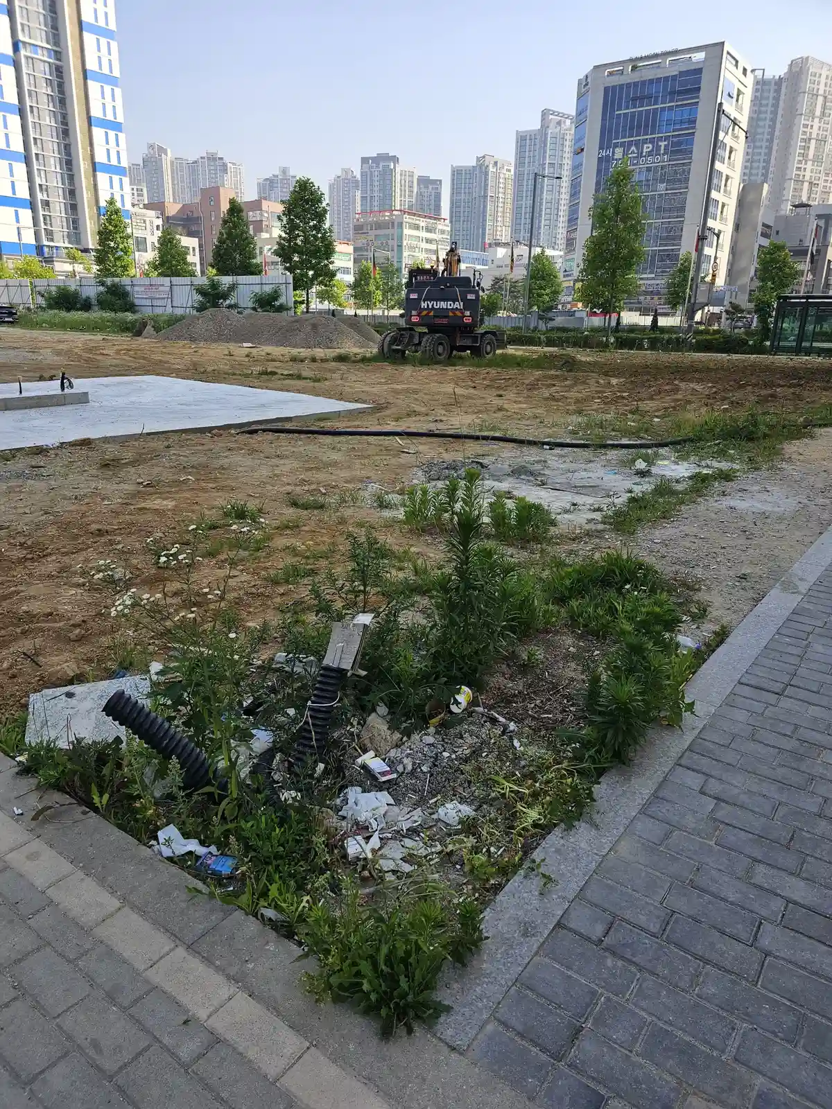콘크리트가 타설된 구간과 아직 정리 중인 흙바닥 구간이 함께 보이는 현장