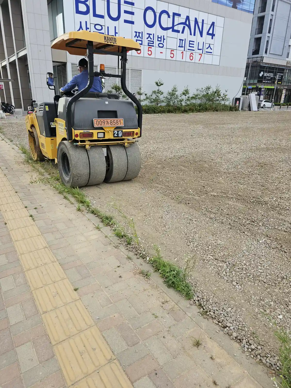 진동 롤러가 골재 노반 위를 다지는 2일차 작업 모습