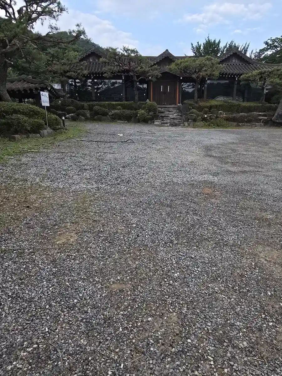 작업 전 한옥카페 건물 앞 자갈 마당 전경