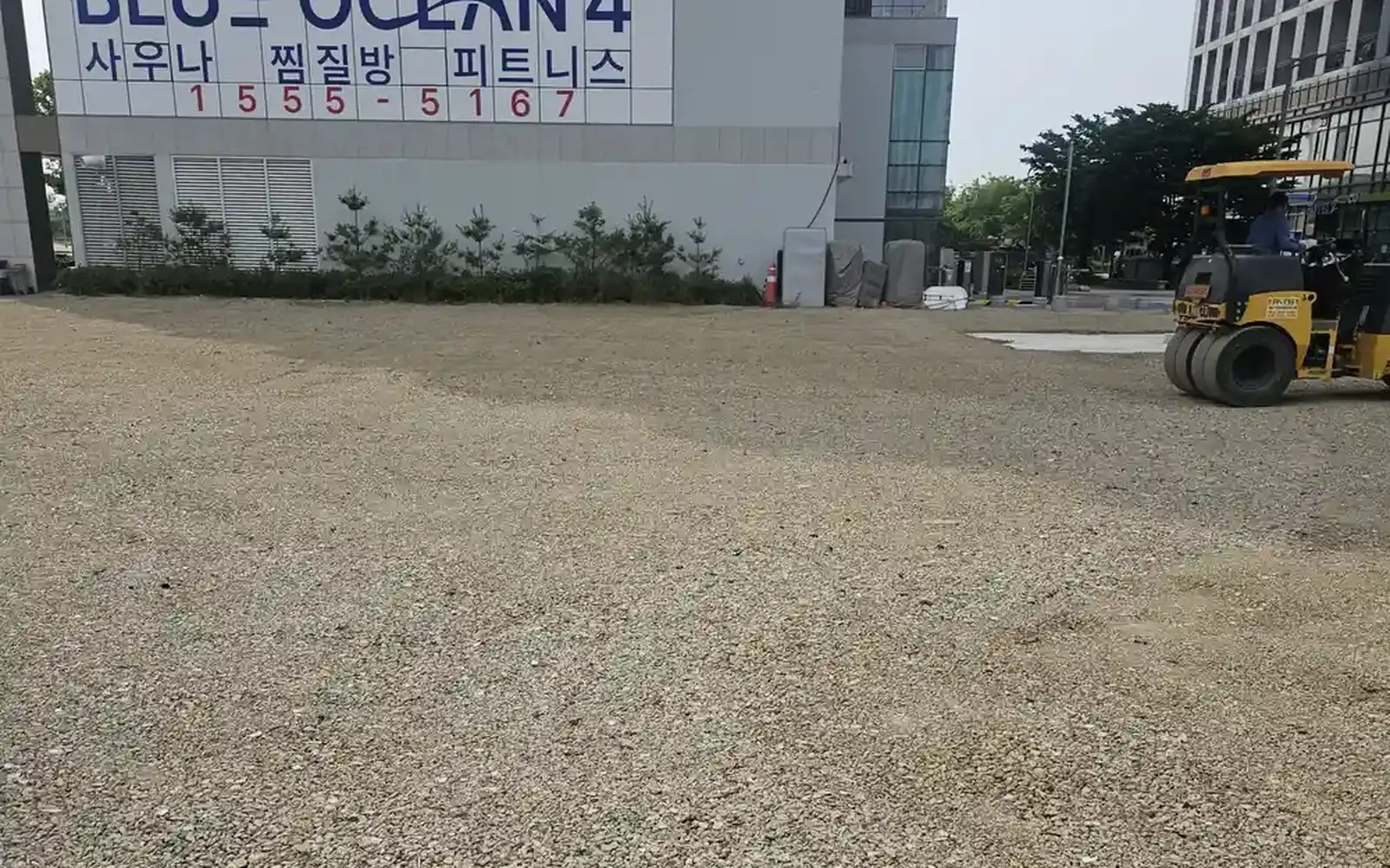 다짐 작업이 완료된 주차장 노반 현장