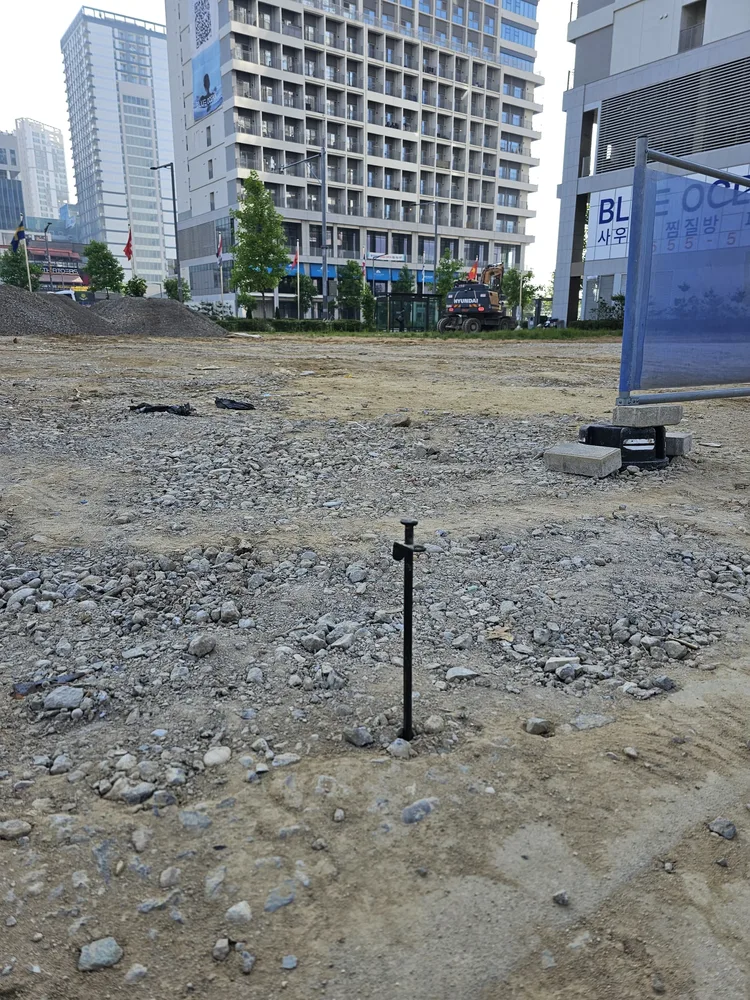 조성 공사가 완료되어 차량이 실제로 주차된 유휴부지 전경