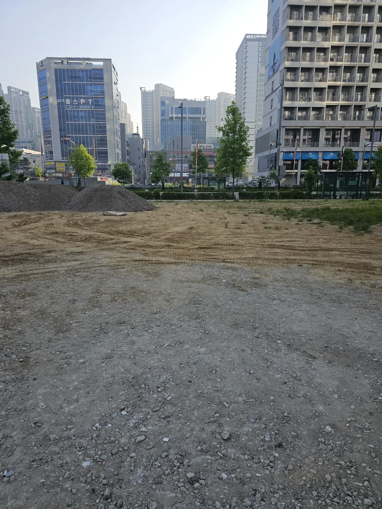 골재가 고르게 포설된 신도시 주차장 부지 작업 후 모습